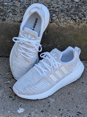 🔥Adidas Women’s White Knit Athletic Sneakers Size 6🔥